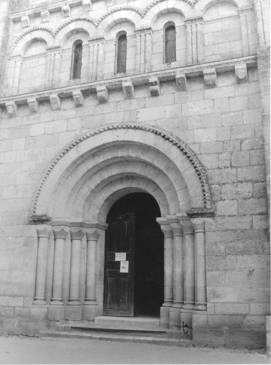 Saint-Denis-de-Pile, le porche de l'église,