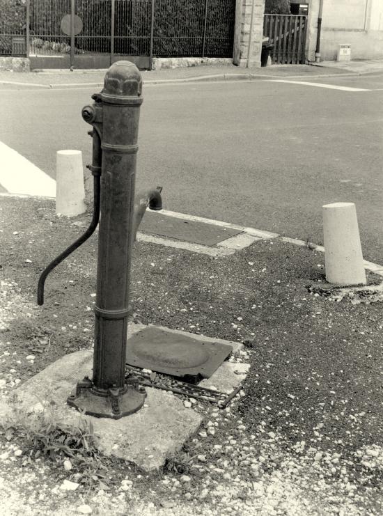 Arveyres, une ancienne pompe à eau, rue de l'église.