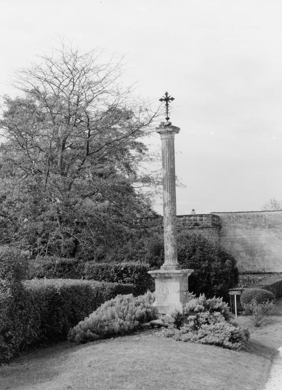 Vayres, dans l'enceinte du château, une croix de mission.