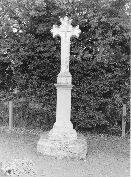 Lagorce, la croix du cimetière,