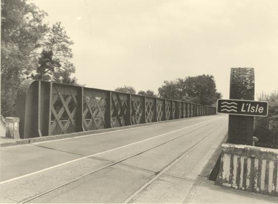 Guitres, le pont Eiffel sur l'Isle.