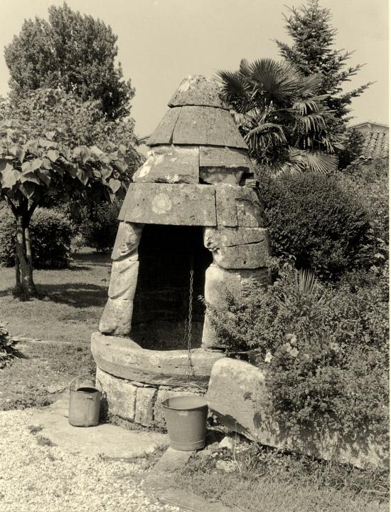 Saint-Denis-de-Pile, un puits coiffé,