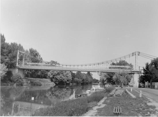 Saint-Denis-de-Pile, le pont suspendu, 1938,