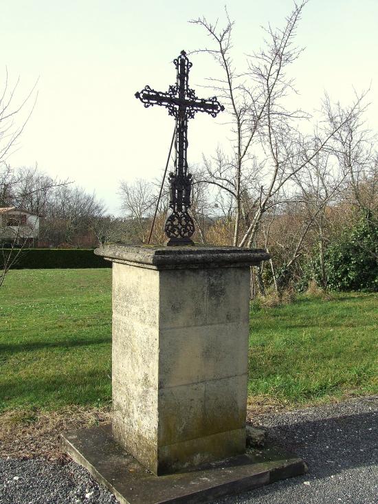 Lugaignac, une croix de carrefour