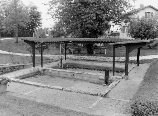 Les Billaux, un autre lavoir et un puits