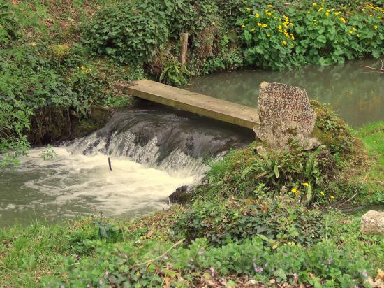 Moulon, une petite cascade au moulin Batan.