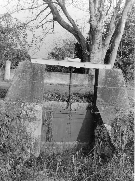 Arveyres, une pelle hydraulique le long de la Dordogne.