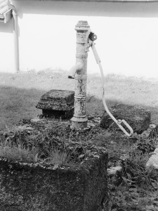 Saint-Christophe-des-Bardes, une pompe à bras sur un puits.