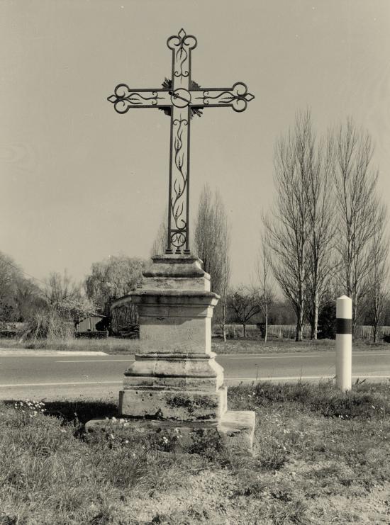 Vignonet, une croix de carrefour.