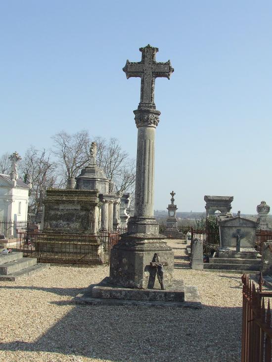 Grézillac, le croix du cimetière.