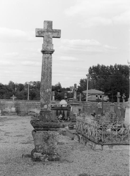 Guitres, la croix du cimetière.