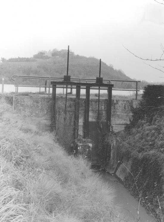 Arveyres, une pelle hydraulique vers le château la Capelle.