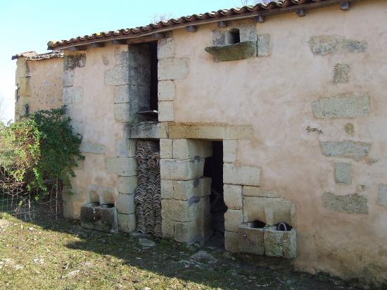 Tizac-de-Curton, une ancienne porcherie et pigeonnier,