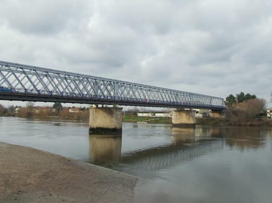 Branne, vue générale du pont sur la Dordogne