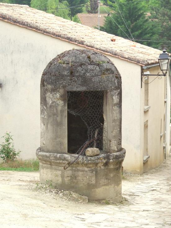 Branne, un puits fermé, rue Saint-Etienne