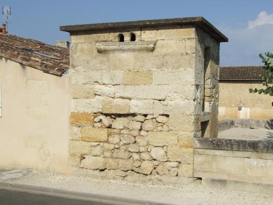 Saint-Quentin-de-Baron, un pigeonnier dans le bourg,