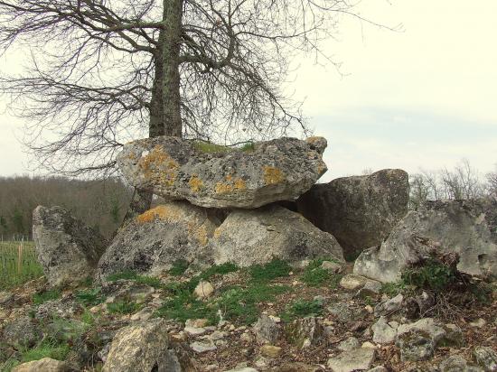 Jugazan, le dolmen de Curton,