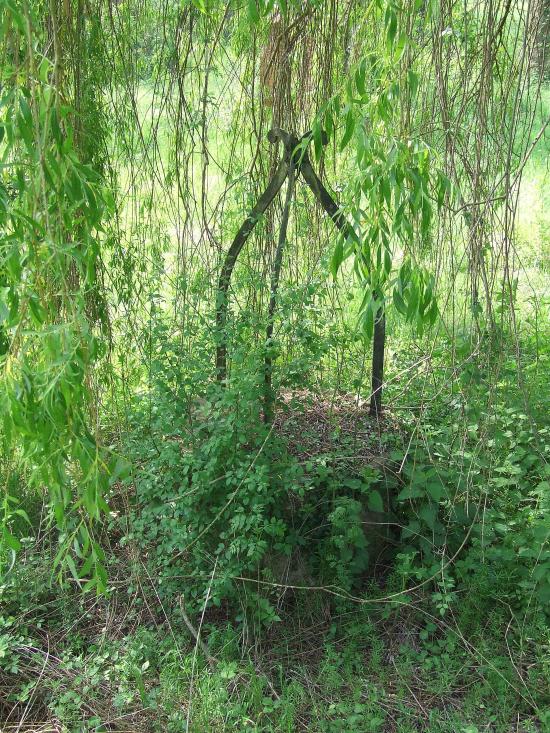 Postiac, un puits vers la maison du garde-barrière,