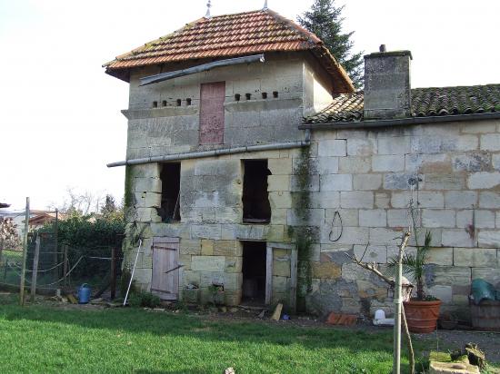 Génissac, un pigeonnier vers la cave coopérative.