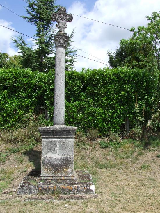 Daignac, la croix de carrefour à Curton
