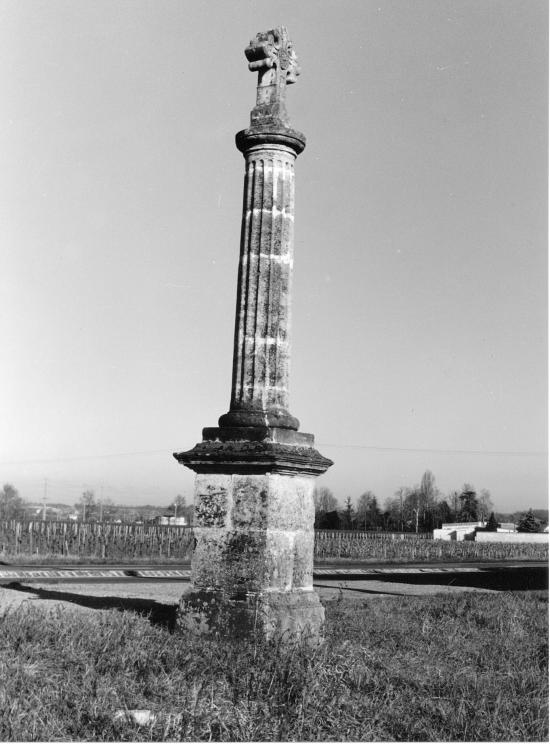 Saint-Pey-d'Armens, une croix de carrefour.