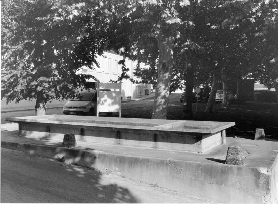 Guitres, un lavoir rue Fontaine-de-l'abbaye,