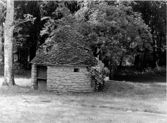 Les Milandes, une cabane en pierre.