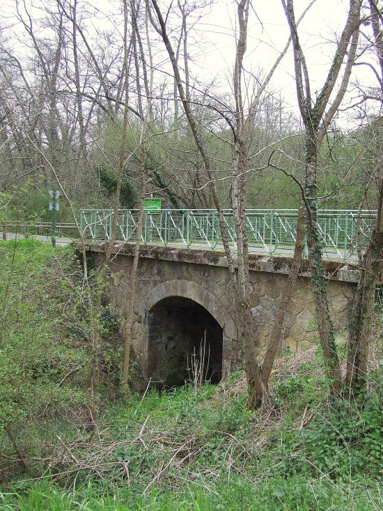 Postiac, sur un ruisseau, ce ponceau