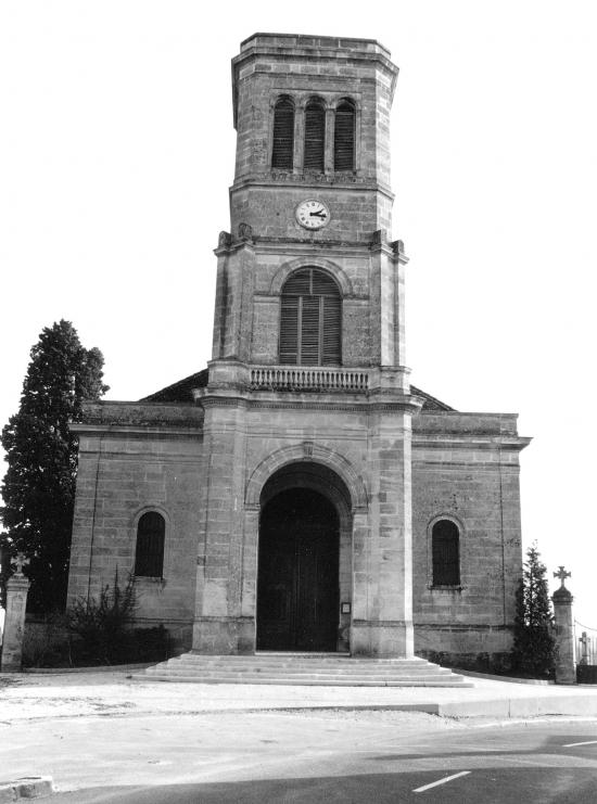 Arveyres, l'église Notre-Dame, après aménagement du parvis.