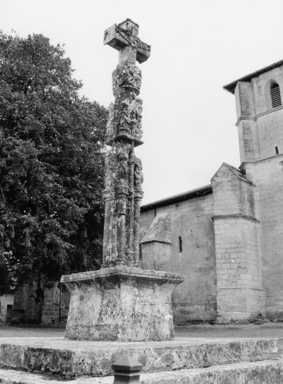 Nérigean, la croix de cimetière