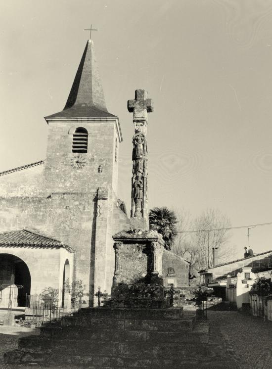 Saint-Pey-d'Armens, la croix du cimetière.