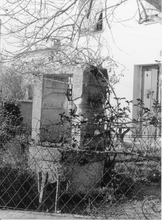 Saint-Denis-de-Pile, un puits rue de Pinaud,