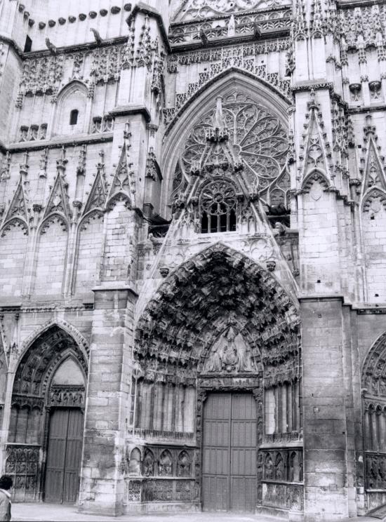 Auxerre, le porche de l'église Saint-Pierre.