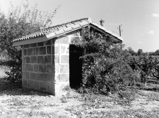 Arveyres, une petite maison de vigne, au lieu-dit Bastouney.