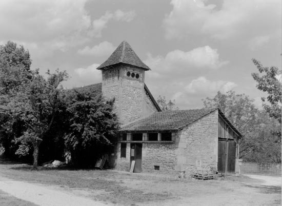 Les Milandes, une maison en pierre face au château.