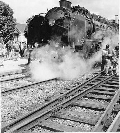 Auxerre, la locomotive à vapeur 231G.