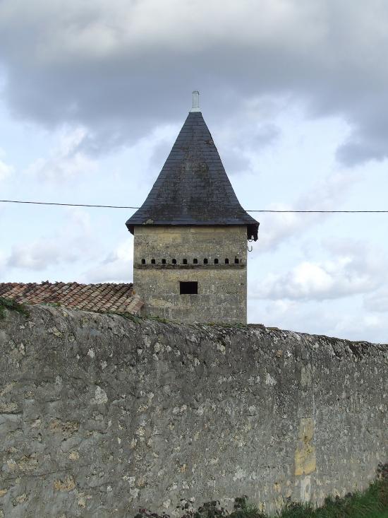 Génissac, un pigeonnier avec couverture en ardoise.