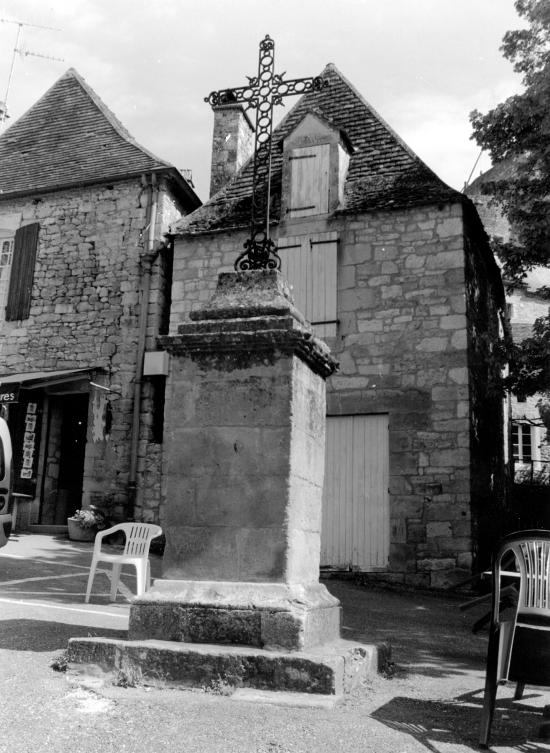 Castelnaud-la-Chapelle, une croix,