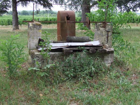 Dardenac, un puits au château Grossombre.