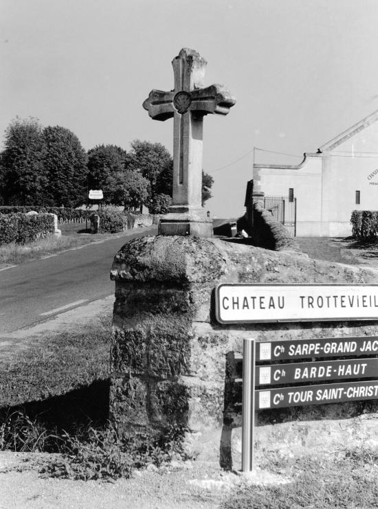 Saint-Emilion, une croix au château Trottevieille.