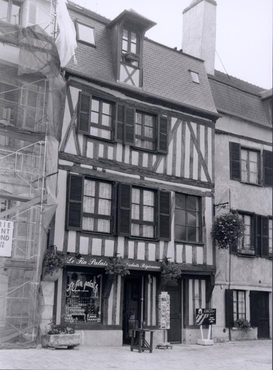 Auxerre, une maison à  pans de bois, le Fin Palais.