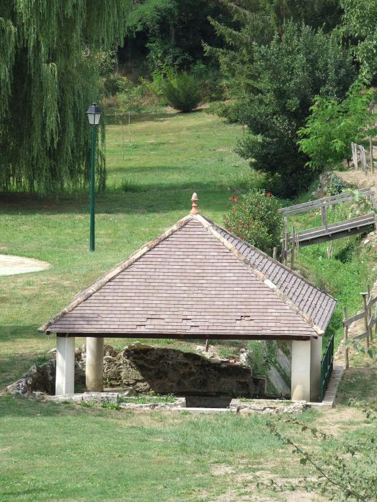 Dardenac, un très beau lavoir.