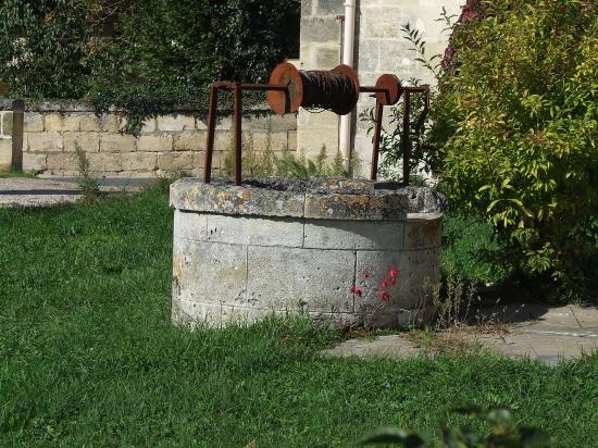 Daignac, un puits à treuil, face à la mairie