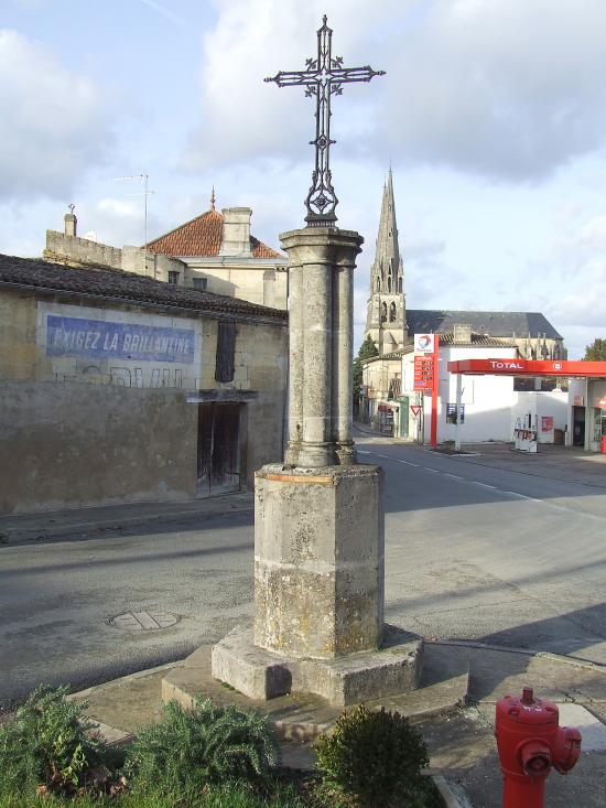 Branne, une croix de carrefour devant le bureau de Poste