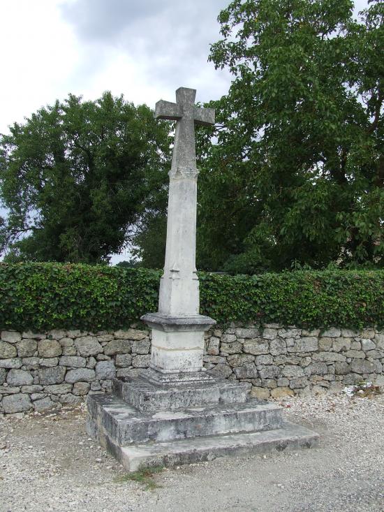 Tizac-de-Curton, la croix du cimetière.