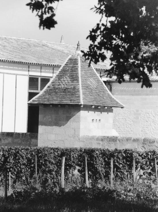 Saint-Christophe-des-Bardes, un pigeonnier au château Peyro-l'Orative.