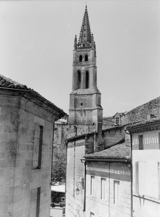 Saint-Emilion, une vue générale sur l'église monolithe.