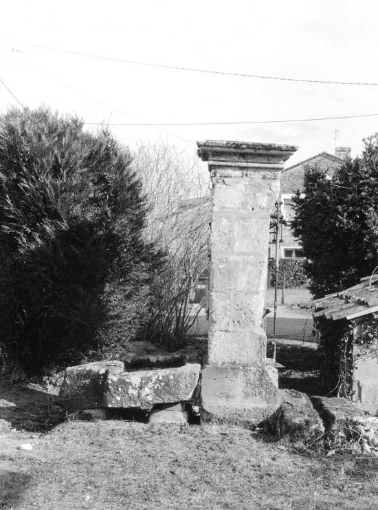 Saint-Sulpice-de-Faleyrens, une fontaine et une pompe à eau.