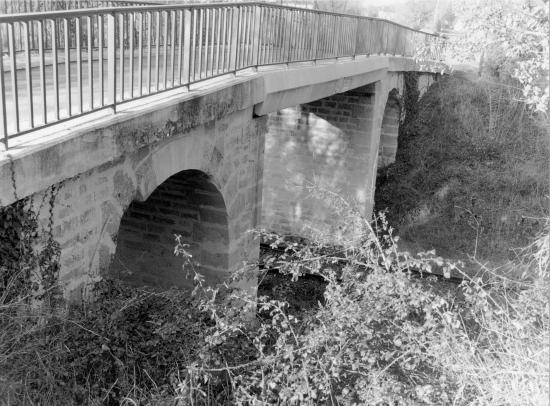 Lapouyade, un pont sur la voie ferrée,