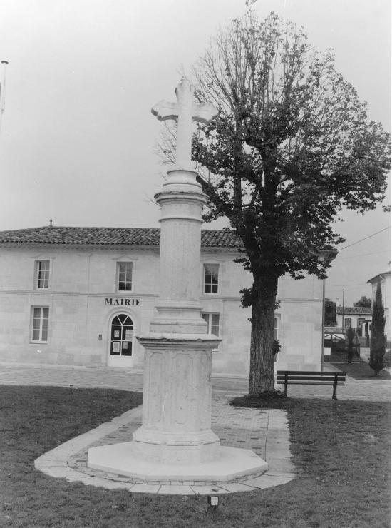 Lapouyade, une croix de carrefour